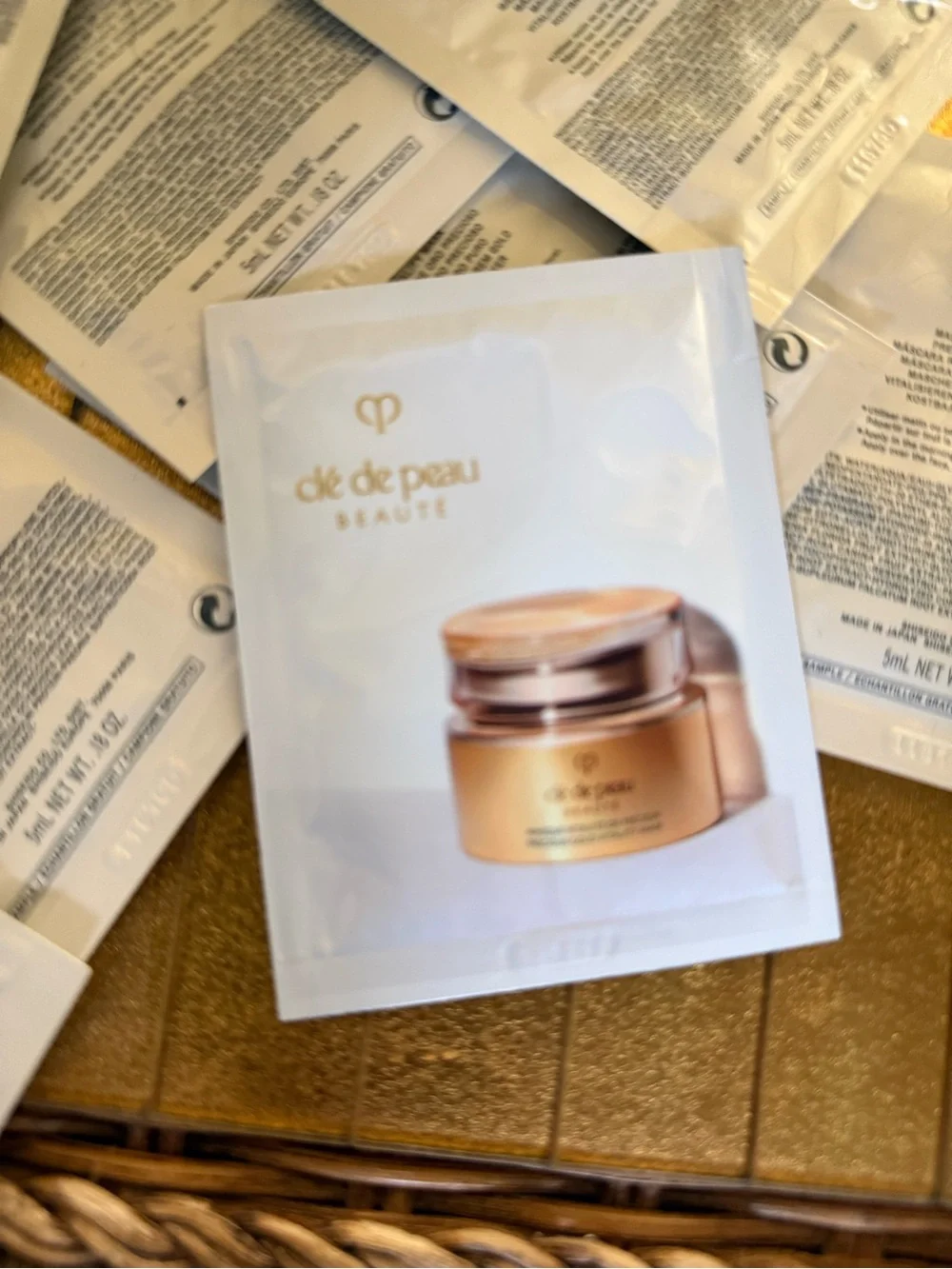 Cle de peau precious gold vitality mask x9